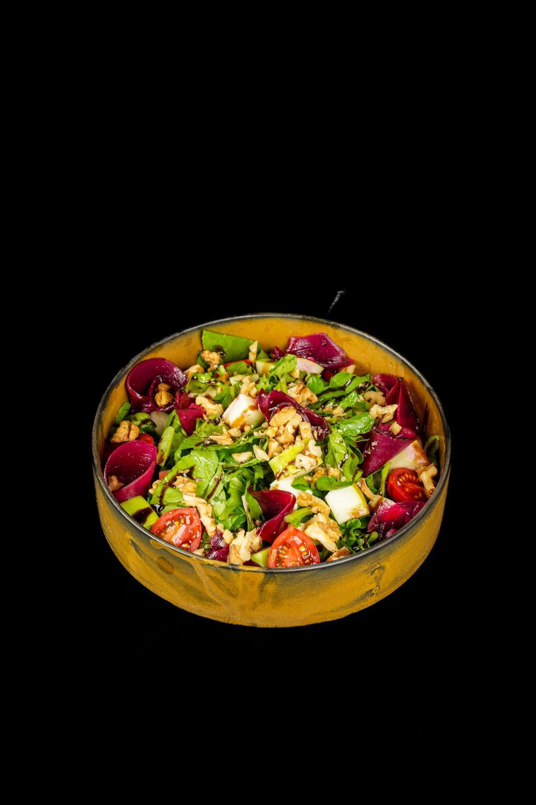 En Taze Malzemelerden Oluşan Salatalarımız ile;